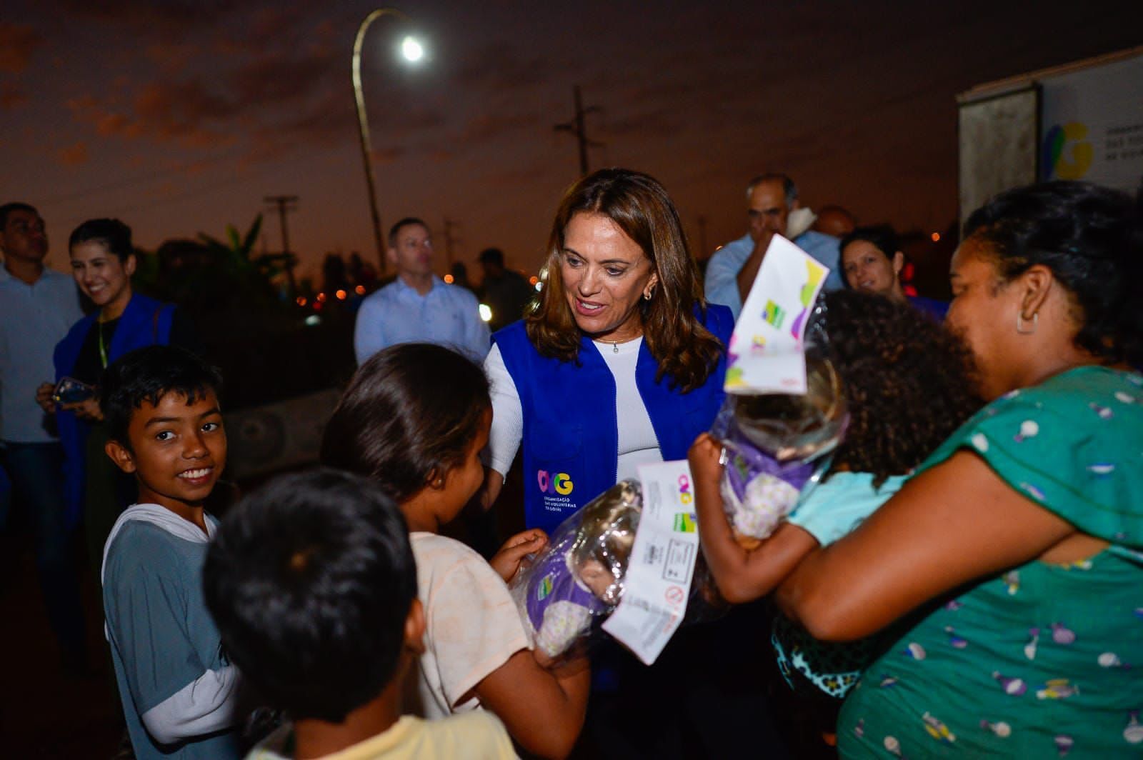 Primeira-dama comandou início da distribuição dos benefícios, na noite desta quinta-feira (18/05), na Ocupação Paulo Freire, Setor Solar Ville, região Oeste da capital. Ação se antecipa à baixa de temperaturas esperada para próximas semanas e vai distribuir 70 mil cobertores em todo Estado